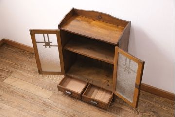 昭和初期の戸棚をリペア&カスタム!建具はダイヤガラスに入れ替え。引き手、取っ手を取り替え。現状に近しい色味に着色し仕上げ。(収納棚、本棚、キャビネット)