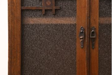昭和初期の戸棚をリペア&カスタム!建具はダイヤガラスに入れ替え。引き手、取っ手を取り替え。現状に近しい色味に着色し仕上げ。(収納棚、本棚、キャビネット)