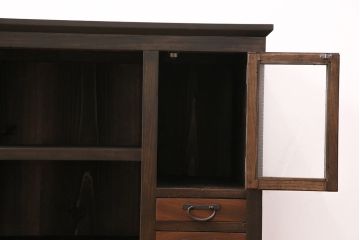 大正期の関東水屋箪笥をリペア&カスタム!左上戸内に棚板を追加し、背面穴開け加工。ヒノキ無垢材の天板を取り付け。板戸を麻の葉模様ガラスに入れ替え。本体は濃い茶色、引き出し前板は明るめの茶色に着色し仕上げ。(収納棚、戸棚、食器棚)