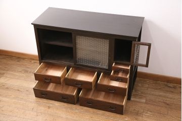 大正期の関東水屋箪笥をリペア&カスタム!左上戸内に棚板を追加し、背面穴開け加工。ヒノキ無垢材の天板を取り付け。板戸を麻の葉模様ガラスに入れ替え。本体は濃い茶色、引き出し前板は明るめの茶色に着色し仕上げ。(収納棚、戸棚、食器棚)