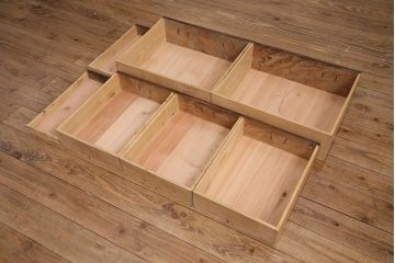 大正期の関東水屋箪笥をリペア&カスタム!左上戸内に棚板を追加し、背面穴開け加工。ヒノキ無垢材の天板を取り付け。板戸を麻の葉模様ガラスに入れ替え。本体は濃い茶色、引き出し前板は明るめの茶色に着色し仕上げ。(収納棚、戸棚、食器棚)