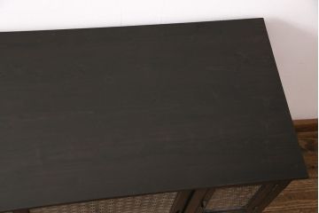 大正期の関東水屋箪笥をリペア&カスタム!左上戸内に棚板を追加し、背面穴開け加工。ヒノキ無垢材の天板を取り付け。板戸を麻の葉模様ガラスに入れ替え。本体は濃い茶色、引き出し前板は明るめの茶色に着色し仕上げ。(収納棚、戸棚、食器棚)