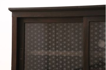 大正期の関東水屋箪笥をリペア&カスタム!左上戸内に棚板を追加し、背面穴開け加工。ヒノキ無垢材の天板を取り付け。板戸を麻の葉模様ガラスに入れ替え。本体は濃い茶色、引き出し前板は明るめの茶色に着色し仕上げ。(収納棚、戸棚、食器棚)