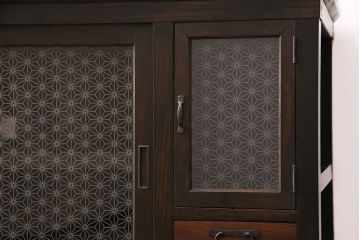 大正期の関東水屋箪笥をリペア&カスタム!左上戸内に棚板を追加し、背面穴開け加工。ヒノキ無垢材の天板を取り付け。板戸を麻の葉模様ガラスに入れ替え。本体は濃い茶色、引き出し前板は明るめの茶色に着色し仕上げ。(収納棚、戸棚、食器棚)