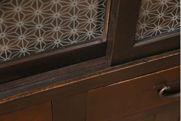 大正期の関東水屋箪笥をリペア&カスタム!左上戸内に棚板を追加し、背面穴開け加工。ヒノキ無垢材の天板を取り付け。板戸を麻の葉模様ガラスに入れ替え。本体は濃い茶色、引き出し前板は明るめの茶色に着色し仕上げ。(収納棚、戸棚、食器棚)