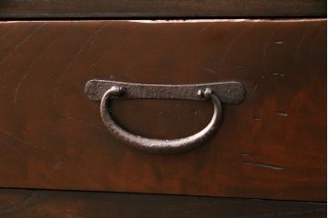 大正期の関東水屋箪笥をリペア&カスタム!左上戸内に棚板を追加し、背面穴開け加工。ヒノキ無垢材の天板を取り付け。板戸を麻の葉模様ガラスに入れ替え。本体は濃い茶色、引き出し前板は明るめの茶色に着色し仕上げ。(収納棚、戸棚、食器棚)