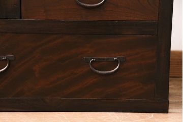 大正期の関東水屋箪笥をリペア&カスタム!左上戸内に棚板を追加し、背面穴開け加工。ヒノキ無垢材の天板を取り付け。板戸を麻の葉模様ガラスに入れ替え。本体は濃い茶色、引き出し前板は明るめの茶色に着色し仕上げ。(収納棚、戸棚、食器棚)