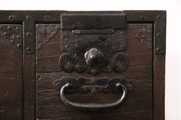 明治期の重ね箪笥の見た目を変えずに綺麗にリペア!可動部の調整、傷んだ木部を交換。現状に近しい色味に着色し仕上げ。(時代箪笥、衣装タンス、収納箪笥)