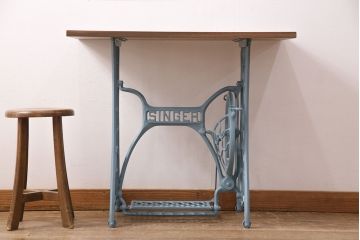 ミシンの鉄脚をリペア&カスタム!ウォールナット材の天板を取り付け、ミシンテーブルにリメイク。鉄脚はくすんだライトブルーにペイント仕上げ。(カフェテーブル、コーヒーテーブル、コンソールテーブル、サイドテーブル)