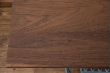 ミシンの鉄脚をリペア&カスタム!ウォールナット材の天板を取り付け、ミシンテーブルにリメイク。鉄脚はくすんだライトブルーにペイント仕上げ。(カフェテーブル、コーヒーテーブル、コンソールテーブル、サイドテーブル)