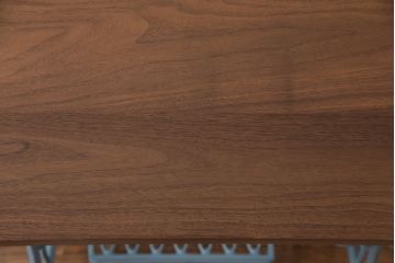 ミシンの鉄脚をリペア&カスタム!ウォールナット材の天板を取り付け、ミシンテーブルにリメイク。鉄脚はくすんだライトブルーにペイント仕上げ。(カフェテーブル、コーヒーテーブル、コンソールテーブル、サイドテーブル)
