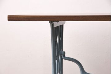 ミシンの鉄脚をリペア&カスタム!ウォールナット材の天板を取り付け、ミシンテーブルにリメイク。鉄脚はくすんだライトブルーにペイント仕上げ。(カフェテーブル、コーヒーテーブル、コンソールテーブル、サイドテーブル)
