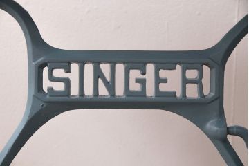 ミシンの鉄脚をリペア&カスタム!ウォールナット材の天板を取り付け、ミシンテーブルにリメイク。鉄脚はくすんだライトブルーにペイント仕上げ。(カフェテーブル、コーヒーテーブル、コンソールテーブル、サイドテーブル)