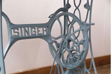 ミシンの鉄脚をリペア&カスタム!ウォールナット材の天板を取り付け、ミシンテーブルにリメイク。鉄脚はくすんだライトブルーにペイント仕上げ。(カフェテーブル、コーヒーテーブル、コンソールテーブル、サイドテーブル)