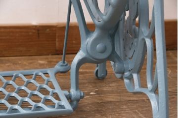 ミシンの鉄脚をリペア&カスタム!ウォールナット材の天板を取り付け、ミシンテーブルにリメイク。鉄脚はくすんだライトブルーにペイント仕上げ。(カフェテーブル、コーヒーテーブル、コンソールテーブル、サイドテーブル)