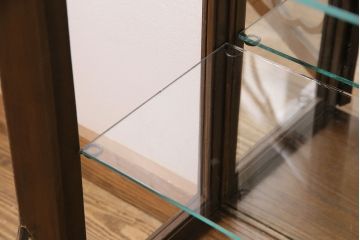 イギリスアンティークのキャビネットをリペア&カスタム!底板は張地を撤去。1トーン落ち着いた色味に着色し仕上げ。(ショーケース、飾り棚)
