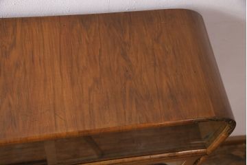 イギリスアンティークのキャビネットをリペア&カスタム!底板は張地を撤去。1トーン落ち着いた色味に着色し仕上げ。(ショーケース、飾り棚)