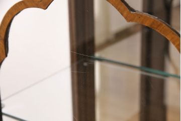 イギリスアンティークのキャビネットをリペア&カスタム!底板は張地を撤去。1トーン落ち着いた色味に着色し仕上げ。(ショーケース、飾り棚)