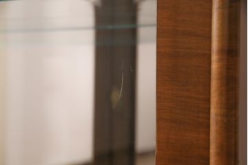 イギリスアンティークのキャビネットをリペア&カスタム!底板は張地を撤去。1トーン落ち着いた色味に着色し仕上げ。(ショーケース、飾り棚)