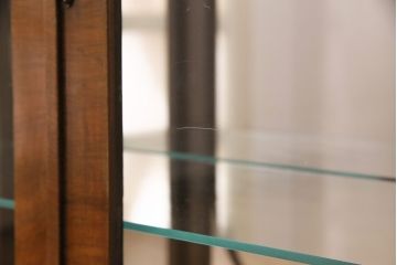 イギリスアンティークのキャビネットをリペア&カスタム!底板は張地を撤去。1トーン落ち着いた色味に着色し仕上げ。(ショーケース、飾り棚)