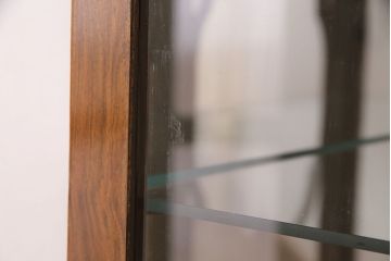 イギリスアンティークのキャビネットをリペア&カスタム!底板は張地を撤去。1トーン落ち着いた色味に着色し仕上げ。(ショーケース、飾り棚)