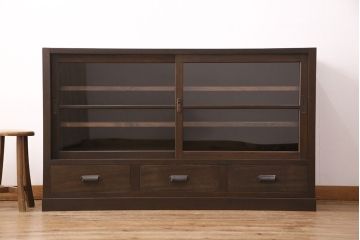 昭和中期の戸棚をリペア&カスタム!収納部をセパレートさせ、可動式の棚板を設置。建具はクリアガラスを組み入れ。引き手は黒染をして取り付け。濃い茶色で着色し仕上げ。(サイドボード、食器棚、収納棚)