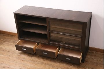 昭和中期の戸棚をリペア&カスタム!収納部をセパレートさせ、可動式の棚板を設置。建具はクリアガラスを組み入れ。引き手は黒染をして取り付け。濃い茶色で着色し仕上げ。(サイドボード、食器棚、収納棚)