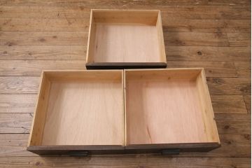 昭和中期の戸棚をリペア&カスタム!収納部をセパレートさせ、可動式の棚板を設置。建具はクリアガラスを組み入れ。引き手は黒染をして取り付け。濃い茶色で着色し仕上げ。(サイドボード、食器棚、収納棚)