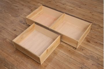 昭和中期の戸棚をリペア&カスタム!収納部をセパレートさせ、可動式の棚板を設置。建具はクリアガラスを組み入れ。引き手は黒染をして取り付け。濃い茶色で着色し仕上げ。(サイドボード、食器棚、収納棚)