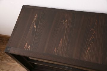 昭和中期の戸棚をリペア&カスタム!収納部をセパレートさせ、可動式の棚板を設置。建具はクリアガラスを組み入れ。引き手は黒染をして取り付け。濃い茶色で着色し仕上げ。(サイドボード、食器棚、収納棚)
