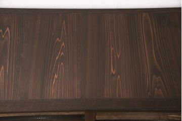 昭和中期の戸棚をリペア&カスタム!収納部をセパレートさせ、可動式の棚板を設置。建具はクリアガラスを組み入れ。引き手は黒染をして取り付け。濃い茶色で着色し仕上げ。(サイドボード、食器棚、収納棚)
