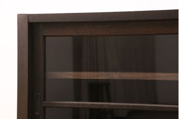 昭和中期の戸棚をリペア&カスタム!収納部をセパレートさせ、可動式の棚板を設置。建具はクリアガラスを組み入れ。引き手は黒染をして取り付け。濃い茶色で着色し仕上げ。(サイドボード、食器棚、収納棚)