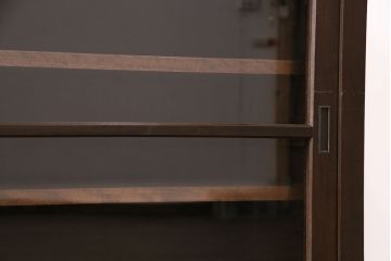 昭和中期の戸棚をリペア&カスタム!収納部をセパレートさせ、可動式の棚板を設置。建具はクリアガラスを組み入れ。引き手は黒染をして取り付け。濃い茶色で着色し仕上げ。(サイドボード、食器棚、収納棚)