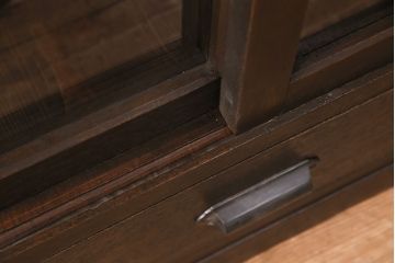 昭和中期の戸棚をリペア&カスタム!収納部をセパレートさせ、可動式の棚板を設置。建具はクリアガラスを組み入れ。引き手は黒染をして取り付け。濃い茶色で着色し仕上げ。(サイドボード、食器棚、収納棚)