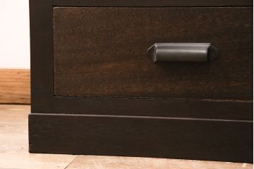 昭和中期の戸棚をリペア&カスタム!収納部をセパレートさせ、可動式の棚板を設置。建具はクリアガラスを組み入れ。引き手は黒染をして取り付け。濃い茶色で着色し仕上げ。(サイドボード、食器棚、収納棚)