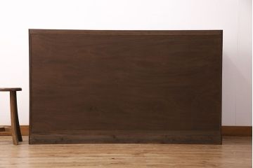 昭和中期の戸棚をリペア&カスタム!収納部をセパレートさせ、可動式の棚板を設置。建具はクリアガラスを組み入れ。引き手は黒染をして取り付け。濃い茶色で着色し仕上げ。(サイドボード、食器棚、収納棚)