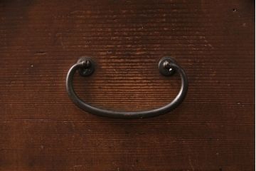 ローボードをリペア&カスタム!旋盤の張り替え・補強。黒に塗装した引き手を取り付け。天板と傷のみ着色し仕上げ。(リビングボード、サイドボード、引き出し)