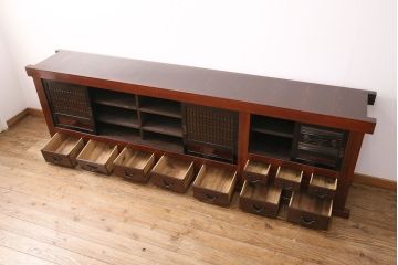 明治期の水屋箪笥・上段をリペア&カスタム!高さと奥行きをリサイズ。建具の金網をクリアガラスに変更。可動式の棚板を設置。天板を取り付け。(食器棚、収納棚、戸棚)