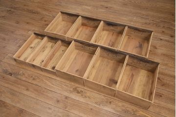 明治期の水屋箪笥・上段をリペア&カスタム!高さと奥行きをリサイズ。建具の金網をクリアガラスに変更。可動式の棚板を設置。天板を取り付け。(食器棚、収納棚、戸棚)