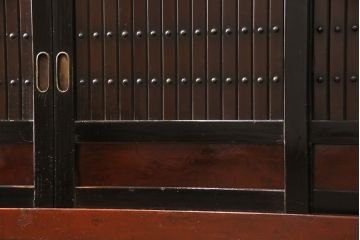 明治期の水屋箪笥・上段をリペア&カスタム!高さと奥行きをリサイズ。建具の金網をクリアガラスに変更。可動式の棚板を設置。天板を取り付け。(食器棚、収納棚、戸棚)