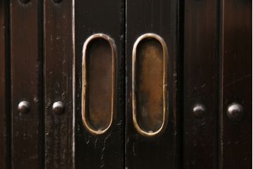 明治期の水屋箪笥・上段をリペア&カスタム!高さと奥行きをリサイズ。建具の金網をクリアガラスに変更。可動式の棚板を設置。天板を取り付け。(食器棚、収納棚、戸棚)