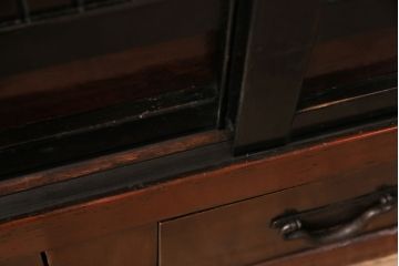 明治期の水屋箪笥・上段をリペア&カスタム!高さと奥行きをリサイズ。建具の金網をクリアガラスに変更。可動式の棚板を設置。天板を取り付け。(食器棚、収納棚、戸棚)