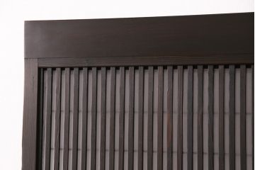 格子戸2枚をリペア&カスタム!設置場所に合わせてリサイズ。裏障子は破れにくい障子紙に張り替え。ガラスは花菱模様ガラスに入れ替え。濃い茶色で着色し仕上げ。(引き戸、建具)