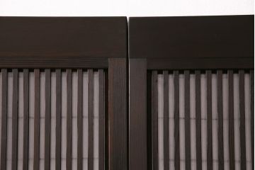 格子戸2枚をリペア&カスタム!設置場所に合わせてリサイズ。裏障子は破れにくい障子紙に張り替え。ガラスは花菱模様ガラスに入れ替え。濃い茶色で着色し仕上げ。(引き戸、建具)
