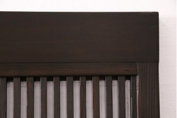 格子戸2枚をリペア&カスタム!設置場所に合わせてリサイズ。裏障子は破れにくい障子紙に張り替え。ガラスは花菱模様ガラスに入れ替え。濃い茶色で着色し仕上げ。(引き戸、建具)