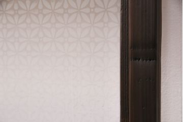 格子戸2枚をリペア&カスタム!設置場所に合わせてリサイズ。裏障子は破れにくい障子紙に張り替え。ガラスは花菱模様ガラスに入れ替え。濃い茶色で着色し仕上げ。(引き戸、建具)