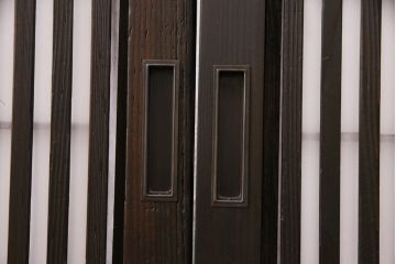 格子戸2枚をリペア&カスタム!設置場所に合わせてリサイズ。裏障子は破れにくい障子紙に張り替え。ガラスは花菱模様ガラスに入れ替え。濃い茶色で着色し仕上げ。(引き戸、建具)