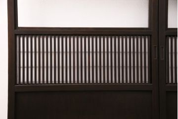 格子戸2枚をリペア&カスタム!設置場所に合わせてリサイズ。裏障子は破れにくい障子紙に張り替え。ガラスは花菱模様ガラスに入れ替え。濃い茶色で着色し仕上げ。(引き戸、建具)