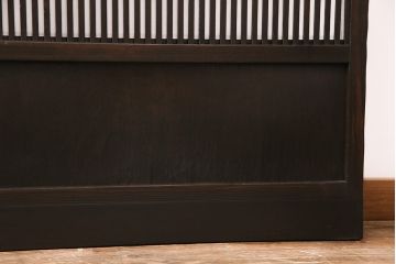 格子戸2枚をリペア&カスタム!設置場所に合わせてリサイズ。裏障子は破れにくい障子紙に張り替え。ガラスは花菱模様ガラスに入れ替え。濃い茶色で着色し仕上げ。(引き戸、建具)