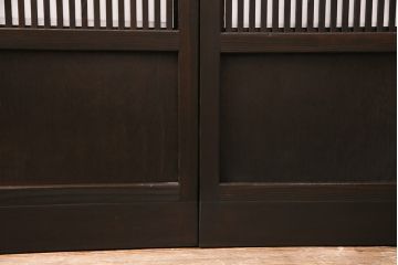 格子戸2枚をリペア&カスタム!設置場所に合わせてリサイズ。裏障子は破れにくい障子紙に張り替え。ガラスは花菱模様ガラスに入れ替え。濃い茶色で着色し仕上げ。(引き戸、建具)